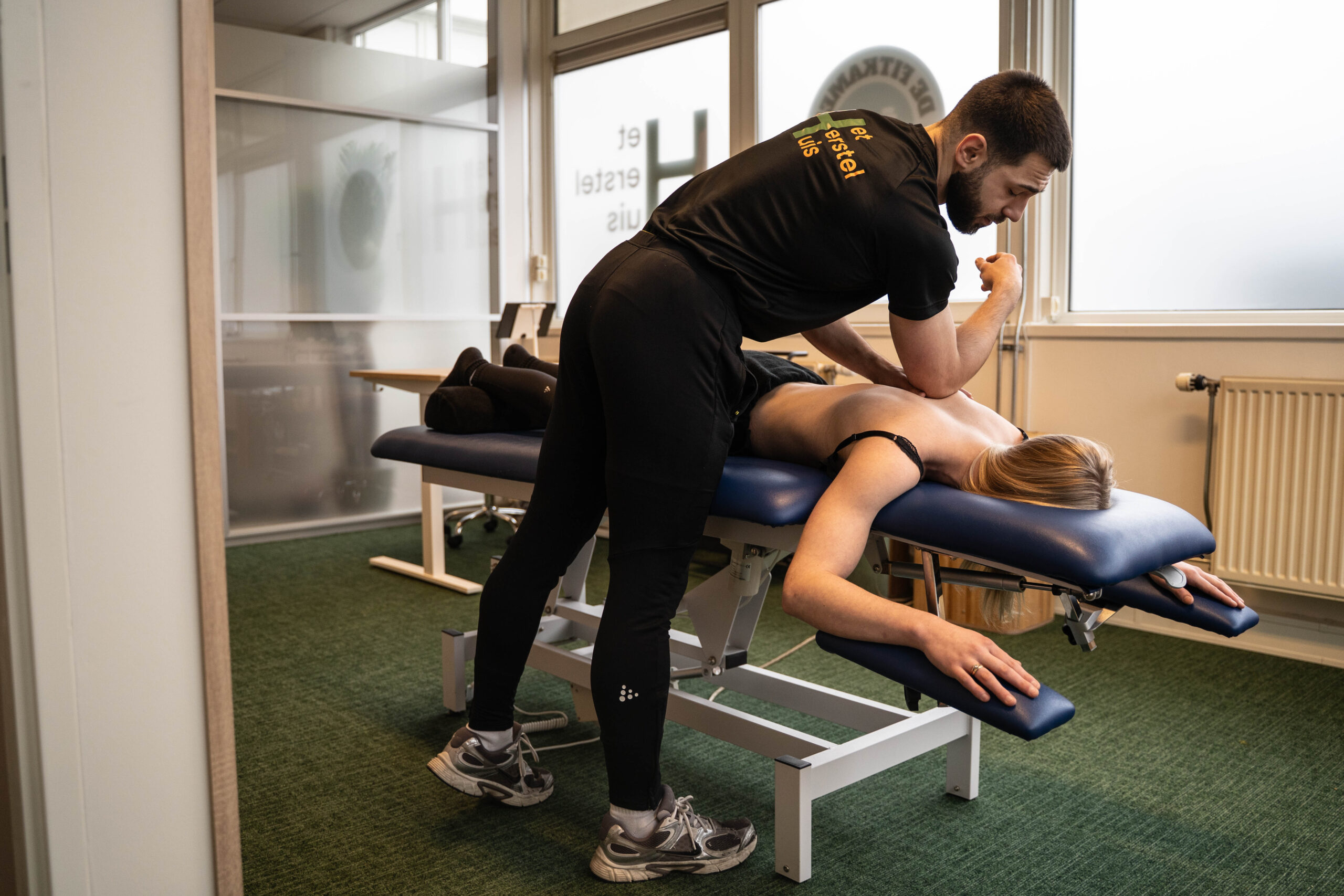 Behandeling door masseur Dilan